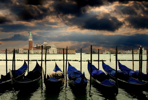 Italy_Venice_gondolas_1