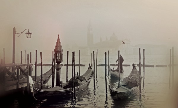 Italy_Venice_gondolas_2