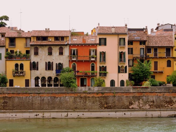 Italy_Verona_houses_river